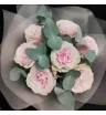 букет из 7 розовых роз и эвкалипта.
