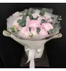 розовые ранункулюсы Ханой с эвкалиптом в букете.