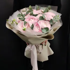 розовые ранункулюсы Ханой с эвкалиптом в букете.