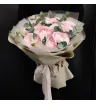 розовые ранункулюсы Ханой с эвкалиптом в букете.