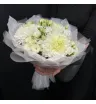 букет из белых хризантем с кустовыми розами и лизиантусом.