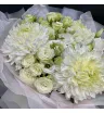 букет из белых хризантем с кустовыми розами и лизиантусом.