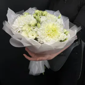 букет из белых хризантем с кустовыми розами и лизиантусом.