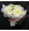 букет из белых хризантем с кустовыми розами и лизиантусом.