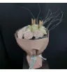 букет из белых роз и розовых гвоздик с тыквой.