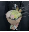 букет из белых роз и розовых гвоздик с тыквой.