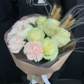 букет из белых роз и розовых гвоздик с тыквой.