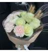 букет из белых роз и розовых гвоздик с тыквой.