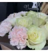 букет из белых роз и розовых гвоздик с тыквой.