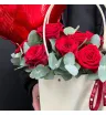 композиция из красных роз, с эвкалиптом и декоративным мишкой в коробочке