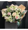 букет из розовых роз,белой эустомы и эвкалипта в светлой упаковке.