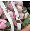 розовые пионы с эвкалиптом в корзине