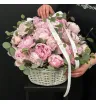 розовые пионы с эвкалиптом в корзине