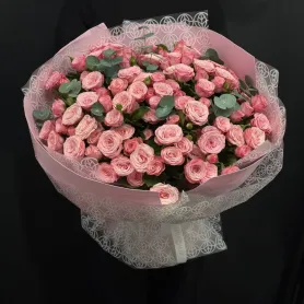 букет из 25 кустовых розовых роз с эвкалиптом
