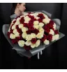101 эквадорская роза красного и белого цвета в букете
