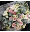букет из розовых роз и белой эустомы с эвкалиптом.