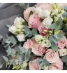 букет из розовых роз и белой эустомы с эвкалиптом.