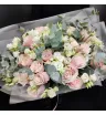 букет из розовых роз и белой эустомы с эвкалиптом.