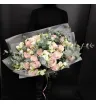 букет из розовых роз и белой эустомы с эвкалиптом.