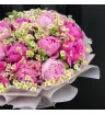 розовые пионы и белые ромашки в букете