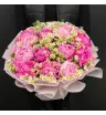 розовые пионы и белые ромашки в букете