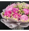 розовые пионы и белые ромашки в букете