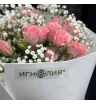букет из розовых кустовых роз и белой гипсофилы.