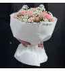 букет из розовых кустовых роз и белой гипсофилы.