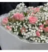 букет из розовых кустовых роз и белой гипсофилы.