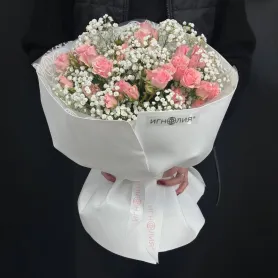 букет из розовых кустовых роз и белой гипсофилы.