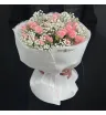 букет из розовых кустовых роз и белой гипсофилы.