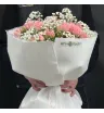 букет из розовых кустовых роз и белой гипсофилы.