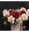 красные и розовые французские розы с эвкалиптом в розовой шляпной коробке