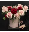 красные и розовые французские розы с эвкалиптом в розовой шляпной коробке