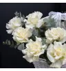 кремовые французские розы с эвкалиптом в белой плетёной корзине