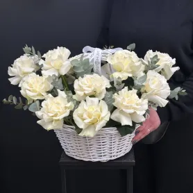 кремовые французские розы с эвкалиптом в белой плетёной корзине