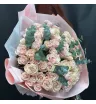 51 розовая роза с эвкалиптом в букете.