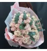51 розовая роза с эвкалиптом в букете.