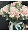 розовые французские розы с эвкалиптом в зелёной шляпной коробке