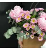 композиция в плайм пакете из розовых пионов и сантини