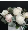 7 белых пионов с эвкалиптом в шляпной коробке
