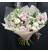 розовые пионы с белой эустомой,маттиолой и эвкалиптом в букете