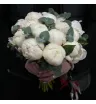 букет невесты из белых пионов с эвкалиптом
