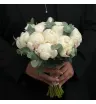 букет невесты из белых пионов с эвкалиптом