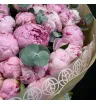 розовые пионы с эвкалиптом