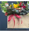 композиция из красных роз с желтым подсолнухом и гиперикумом с солидаго в коробке