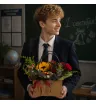 композиция из красных роз с желтым подсолнухом и гиперикумом с солидаго в коробке