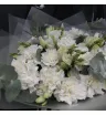 Букет из белых эустом и белых гвоздик с эвкалиптом.