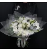 Букет из белых эустом и белых гвоздик с эвкалиптом.
