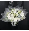 Букет из белых эустом и белых гвоздик с эвкалиптом.